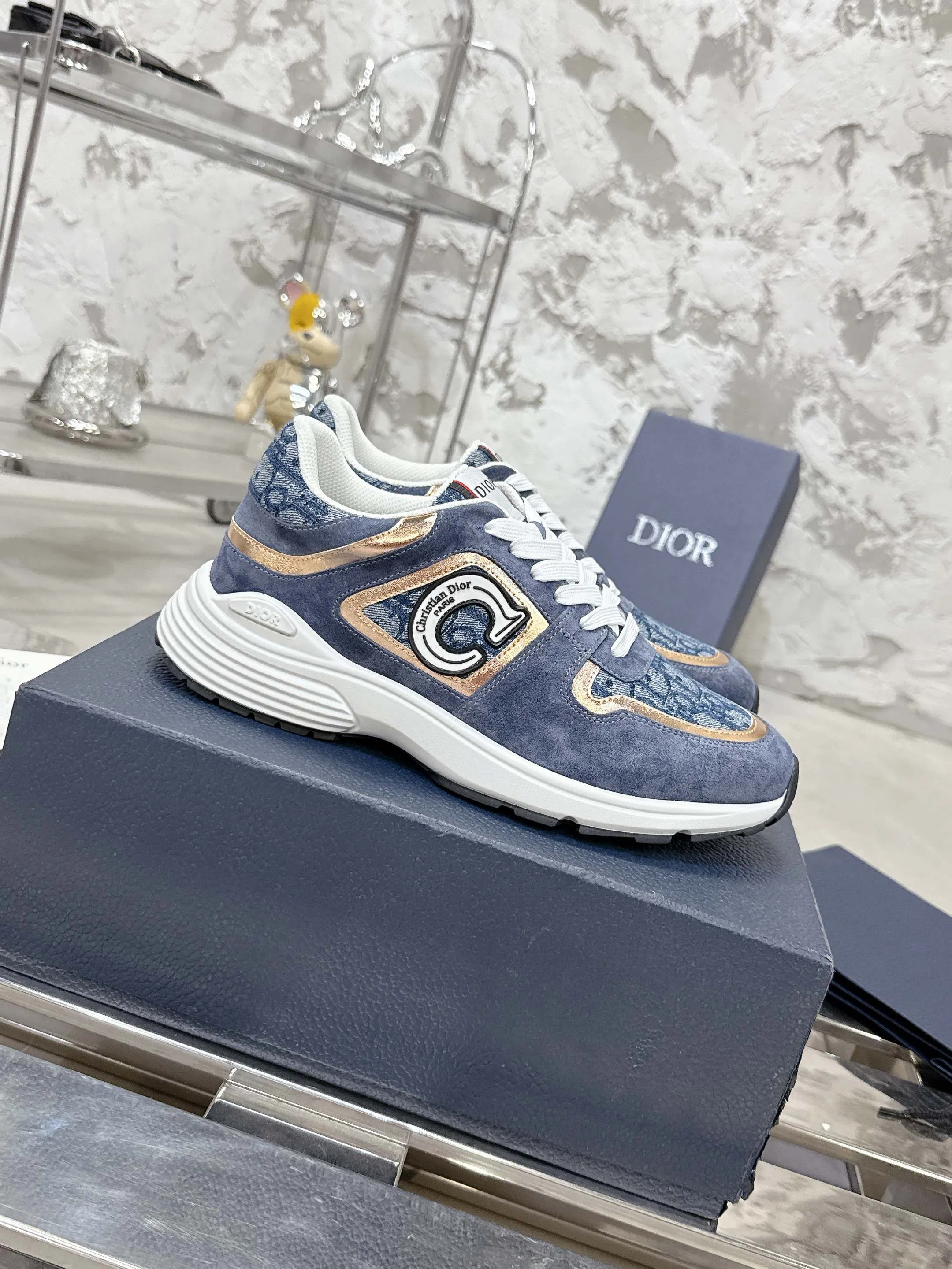 👟👟Ex-factory price 540👟👟 Dior Dior’s latest color matching B30 series dad sneakers. Original version 18,000💰 purchased for development and production. Brand new B30 sneakers. Dad Shoes style shoes that follow the trend of the retro market. The Dior logo on the tongue also indicates that this pair of shoes is the B30 model! B30 uses fine-textured leather and mesh cloth materials to form a shoe body. There are conspicuous letters CD on both sides of the shoe body to indicate identity. Many lines on the shoe body outline details to make the shoes look less monotonous and full of retro flavor. The delivery counter is exquisitely packaged🛍📦 ▪️Fabric: Original customized technical fabric + mesh ▪️Inner lining: Customized breathable lining ▪️Outsole: Original molded IP foam + TPU outsole ▪️Sole thickness: 3.5CM ▪️Size: Men’s size 39-45